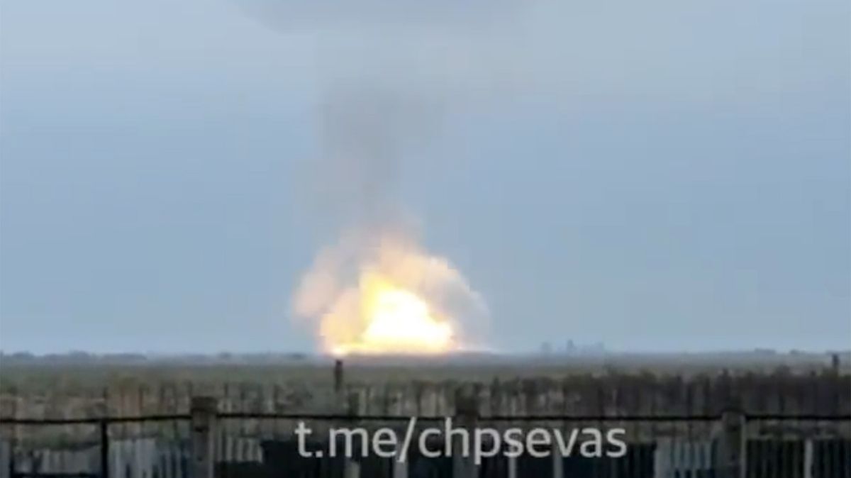 Rusům na Krymu vzplálo vojenské letiště, slyšet byly exploze